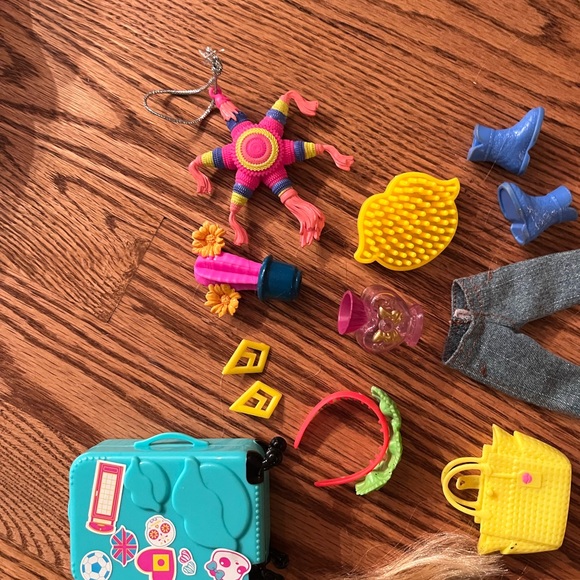 Bratz study abroad doll - Raya - with clothes and accessories. - Picture 3 of 6